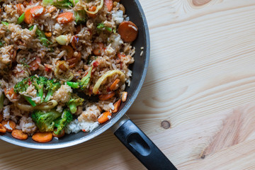 Asiatische Reis- und Gemüsepfanne mit Karotten, Brokkoli, Paprika und Nüssen