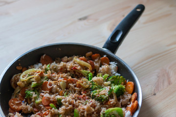 Asiatische Reis- und Gemüsepfanne mit Karotten, Brokkoli, Paprika und Nüssen