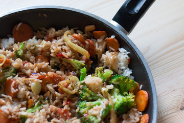 Asiatische Reis- und Gemüsepfanne mit Karotten, Brokkoli, Paprika und Nüssen