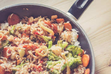 Asiatische Reis- und Gemüsepfanne mit Karotten, Brokkoli, Paprika und Nüssen