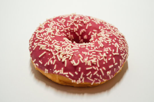 Donuts vor weißen Hintergrund 