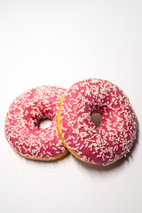 Donuts vor weißen Hintergrund 