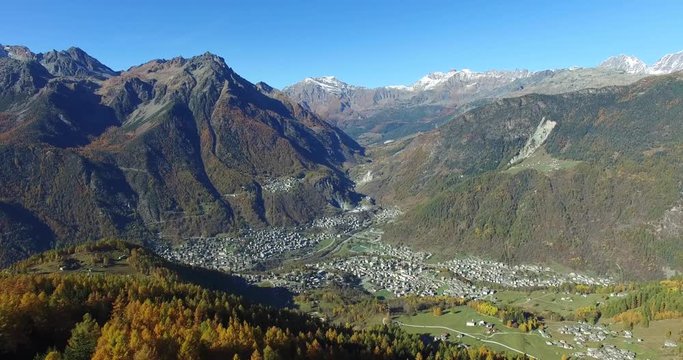 Veduta aerea sulla Valmalenco - Panoramica - Aerial view 4k