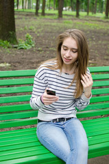 Obraz premium Young woman using her phone