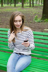 Obraz premium Young woman using her phone