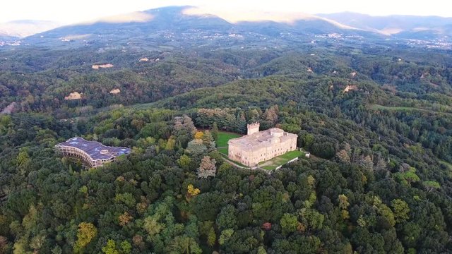 Ripresa aerea di un bellissimo castello di sammezzano abbandonato, medioevo, situato in toscana, filmato col drone