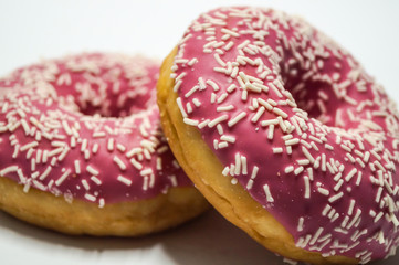 Donuts vor weißen Hintergrund 