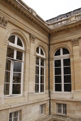 Fototapeta na wymiar Fenêtres de l'Assemblée Nationale, Palais Bourbon à Paris