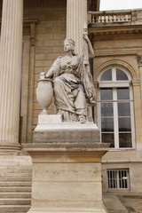 Fototapeta na wymiar Statue de l'Assemblée Nationale, Palais Bourbon à Paris