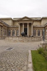 Fototapeta premium Jardin de l'Assemblée Nationale, Palais Bourbon à Paris