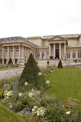 Obraz premium Jardin de l'Assemblée Nationale, Palais Bourbon à Paris
