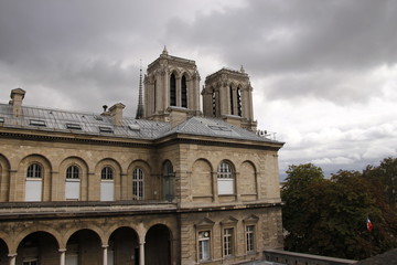Fototapeta na wymiar Notre Dame vue depuis l'hôpital de l'Hôtel-Dieu à Paris 
