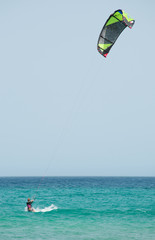 Fuerteventura, Isole Canarie: un ragazzo che fa kite surf sulla spiaggia di Sotavento, una delle più famose dell'isola per il windsurf e il kitesurf, il 30 agosto 2016
