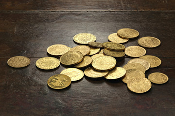 Goldmünzen verschiedener europäischer Ländern aus dem 19./20. Jahrhundert auf rustikalem...