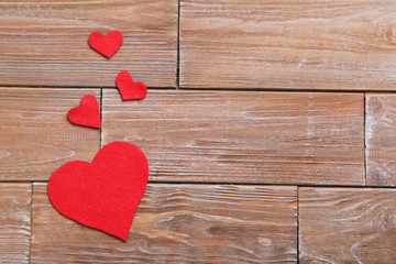 Obraz premium Love hearts on a brown wooden table
