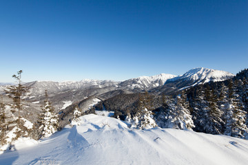 Fototapeta na wymiar Verschneite Berge bei strahlend blauem Himmel