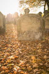 Alter Grabstein im Herbst