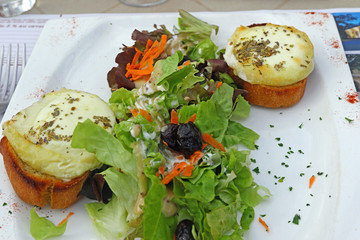 Salade au chèvre chaud