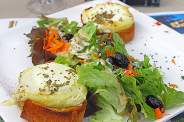 Salade au chèvre chaud