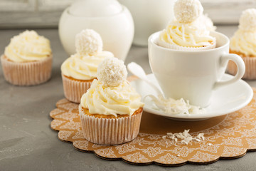 Obraz na płótnie Canvas Coconut cupcakes with white frosting