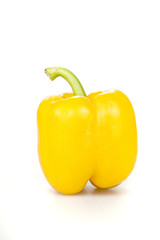 Gelbe Paprika isoliert auf weissem Hintergrund