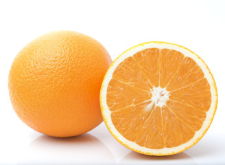 Orangen auf weissem Hintergrund