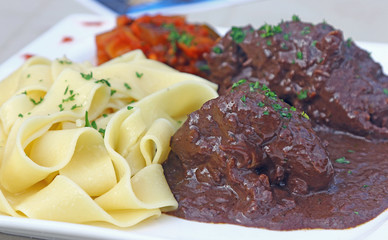 Viande en civet sauce au vin rouge