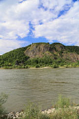 Blick auf die Brücke von Remagen am Rhein mit Erpeler Ley
