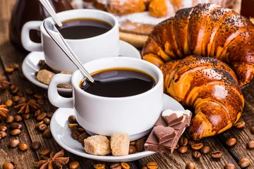 Keuken foto achterwand Koffie Ontbijt met koffie en croissants op tafel