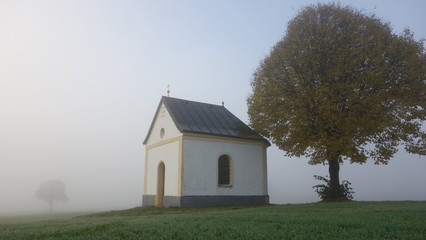 Fototapeta na wymiar Kapelle im Nebel