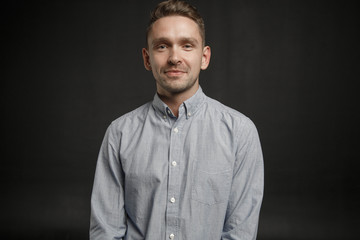 Obraz premium Portrait of young businessman on dark background