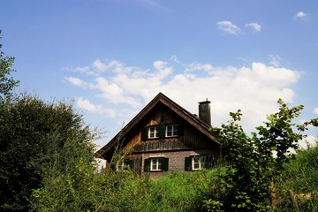 Fototapeta na wymiar Wooden house in the Tyrolean Alps 