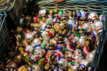 Fototapeta premium Kolorowe szczegóły bliska Boże Narodzenie uczciwego rynku. Decora kulki