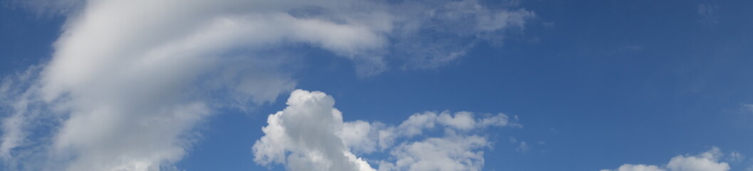 Obraz premium Clouds in the blue sky