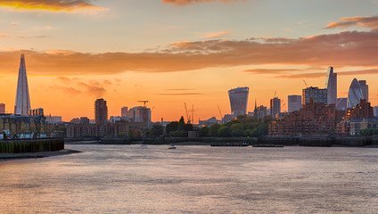 Sonnenuntergang über der Skyline von London