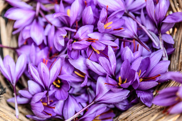 Cesta de azafr&aacute;n