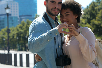 Verliebtes Paar bildet ein Herz