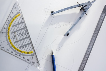 Zeichenutensilien auf Papier