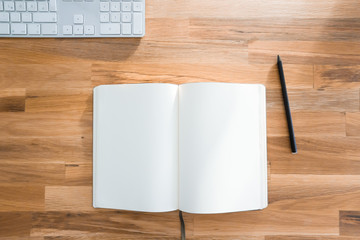 Notizbuch auf Design-Schreibtisch