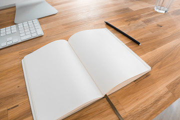 Notizbuch auf Design-Schreibtisch
