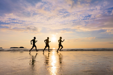 Groupe de joggeurs courant sur une plage, mode de vie sain, sport