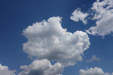 Obraz premium Clouds in the blue sky