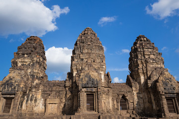 Fototapeta na wymiar Phra Prang Sam Yot temple, architecture in Lopburi, Thailand