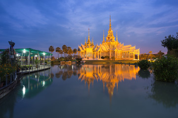 Obraz premium Wat Luang Pho Toh temple with water reflection in twilight time,