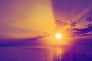 Zelfklevend Fotobehang Mooie paarse en gele zonsopgang boven zee © vvvita