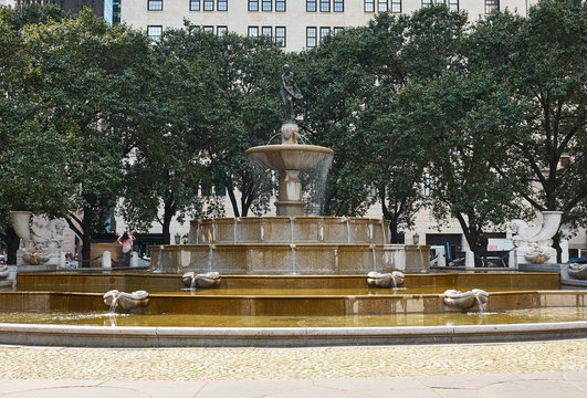 NEW YORK CITY - SEPTEMBER 23, 2016: Pulitzer Fountain On Grand Army Plaza At 59th Street And 5th Avenue, With Audrey Munson As Pomona On The Top