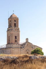 Obraz premium The church and the ruins of the old town completely destroyed during the Civil War
