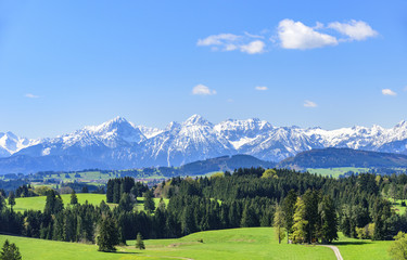 Fototapeta na wymiar Landschaft am bayrischen Alpenrand