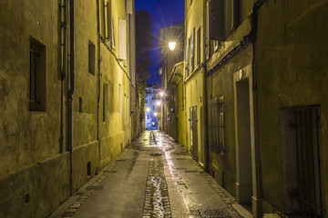 Fototapeta na wymiar small alley by night in Aix