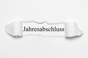 Jahresabschluss auf weißen gerissenen Papier